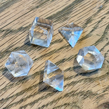 5 Platonic solids I klar bjergkrystal