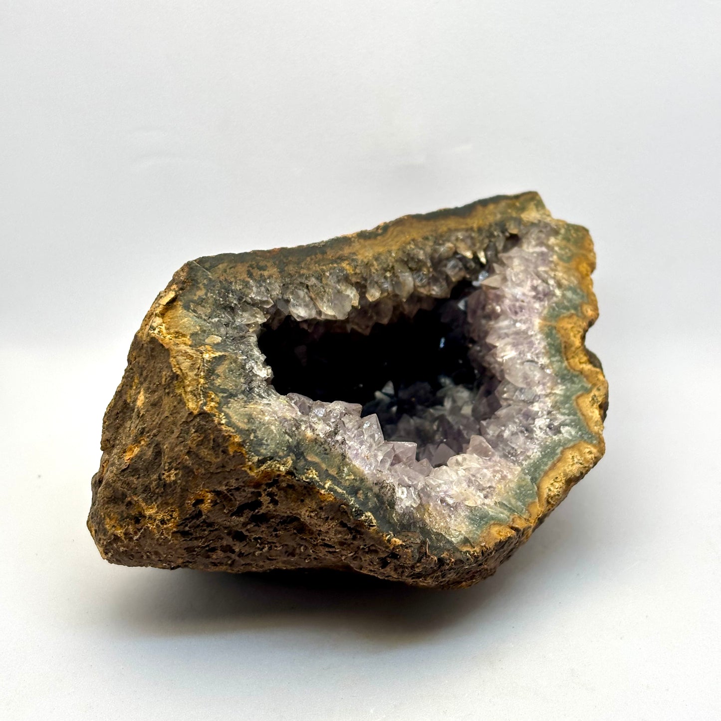 Naturlig ametyst grotte fra Zululand SA 13,5 cm | nr. 4 Naturlig ametyst grotte fra Zululand SA 13,5 cm | nr. 4