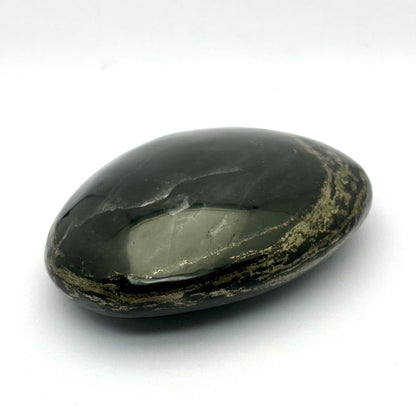 Pyrit i basalt palmstone 8,5 cm