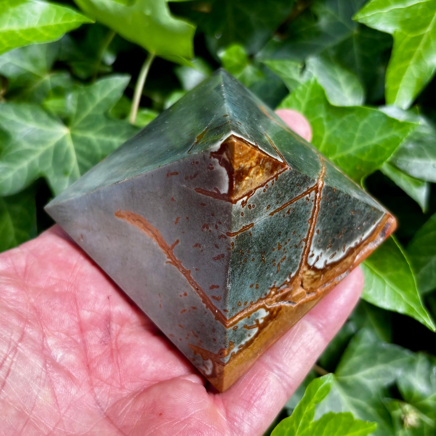 Polychrome Jaspis pyramide 7,5 x 5,5 cm Polychrome Jaspis pyramide 7,5 x 5,5 cm