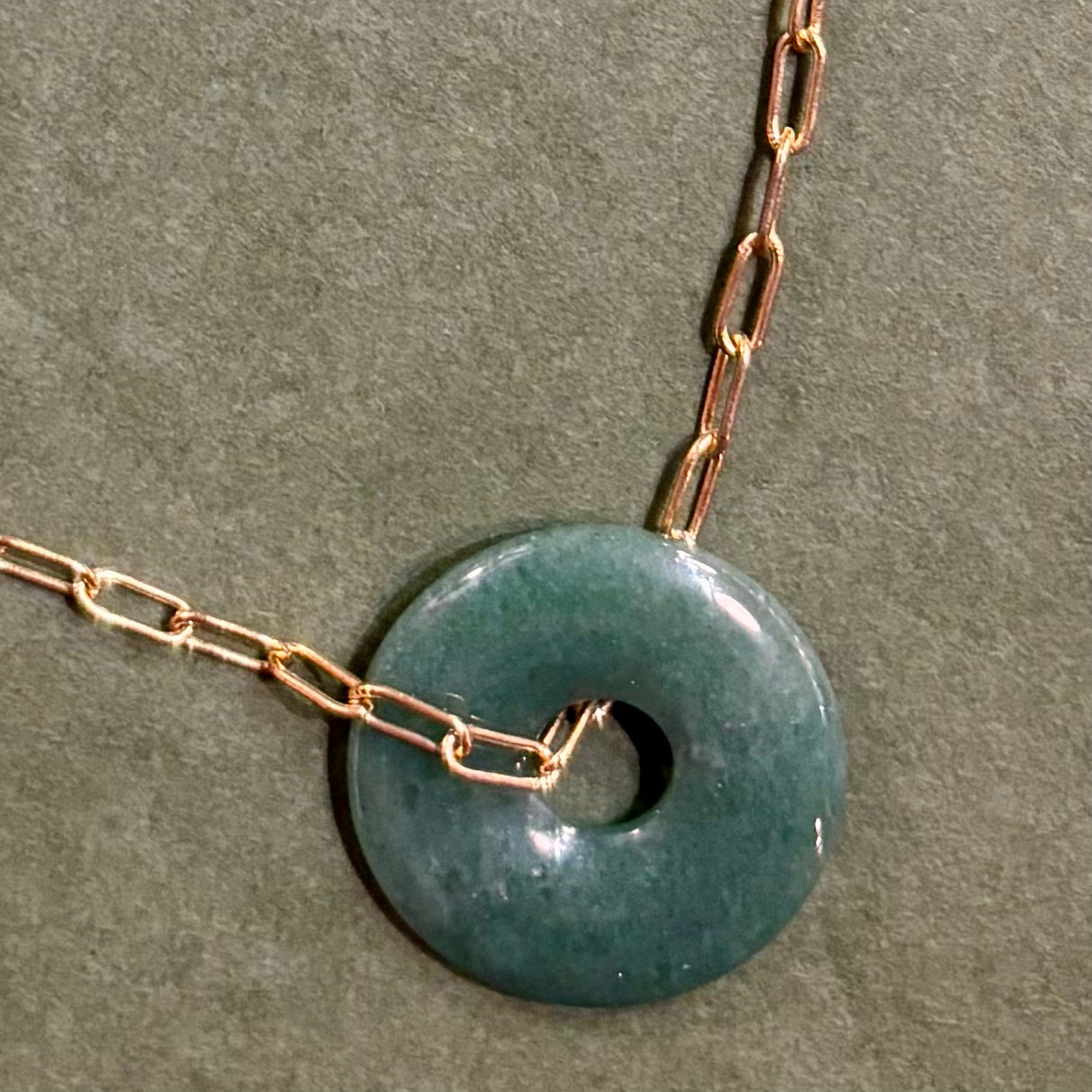 Grøn aventurin pi-sten i messing halskæde Grøn aventurin pi-sten i messing halskæde