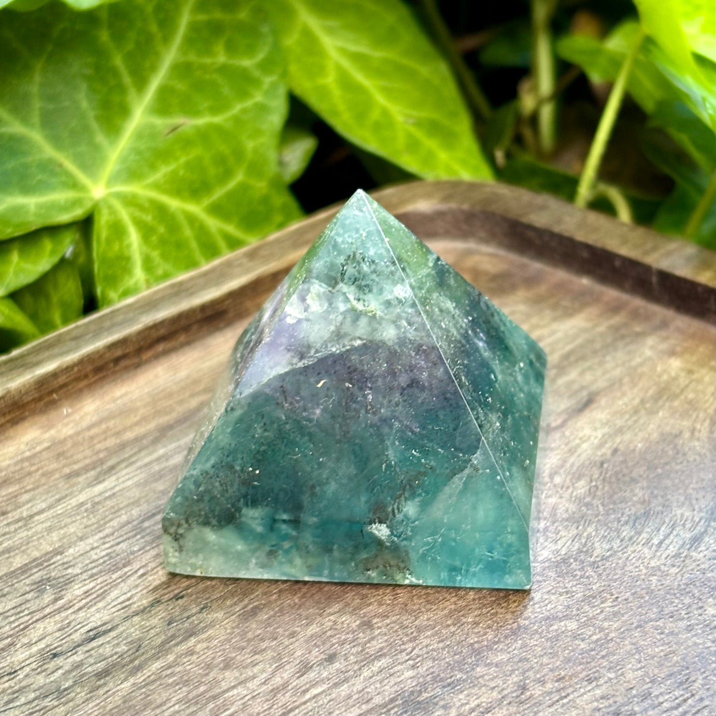 Pyramide, kinesisk regnbue fluorit - 4 cm blåtoner | nr. 5 Pyramide, kinesisk regnbue fluorit - 4 cm blåtoner | nr. 5