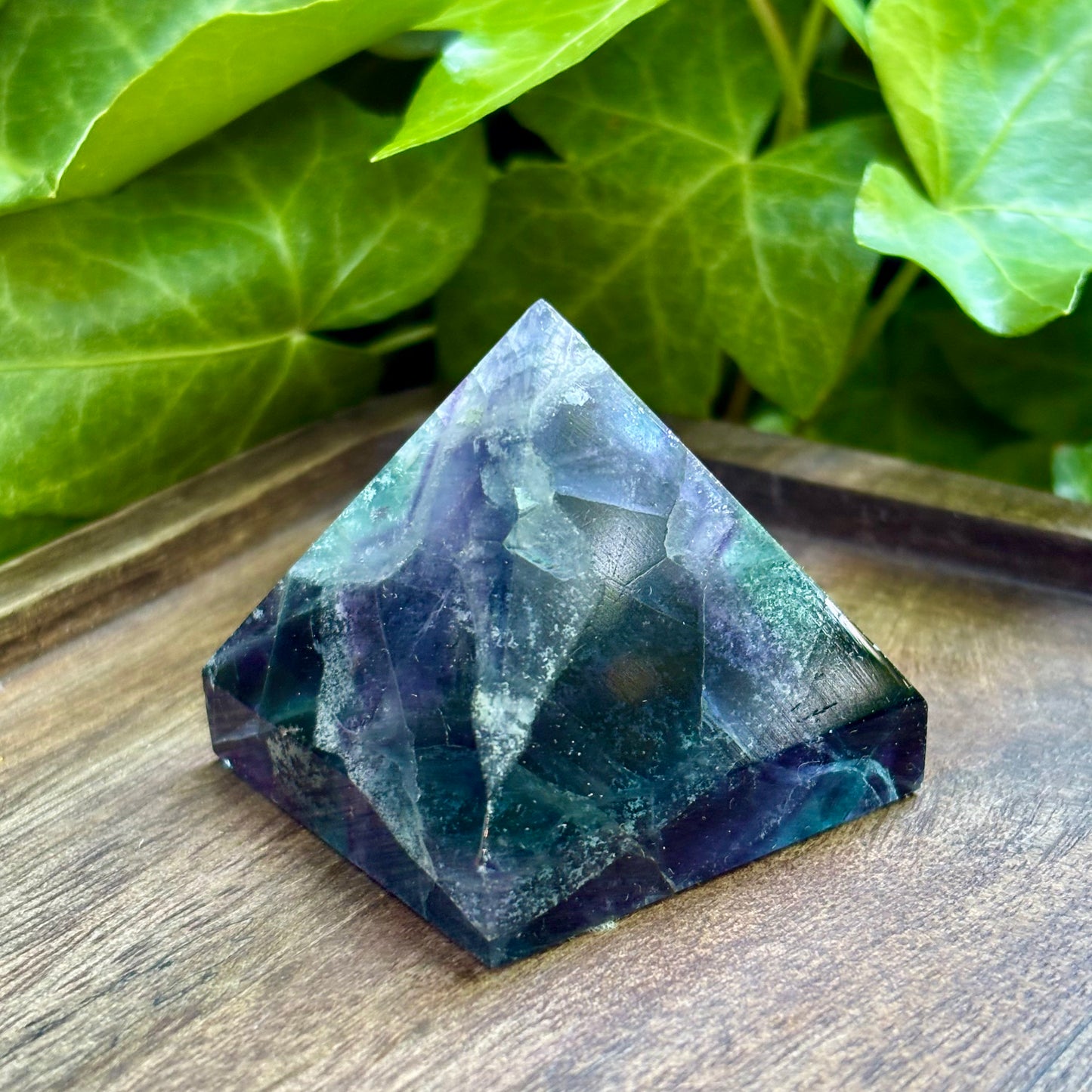 Pyramide, kinesisk regnbue fluorit blåtoner - 4 cm | nr. 12 Pyramide, kinesisk regnbue fluorit blåtoner - 4 cm | nr. 12