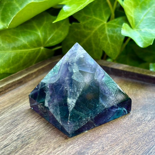 Billede af Pyramide, kinesisk regnbue fluorit blåtoner - 4 cm | nr. 12