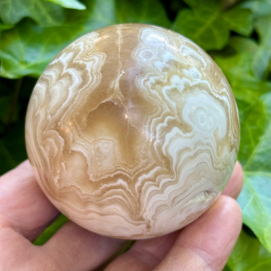 Billede af Amber flower Calcit Kugle fra Myanmar - 7 cm | nr. 5