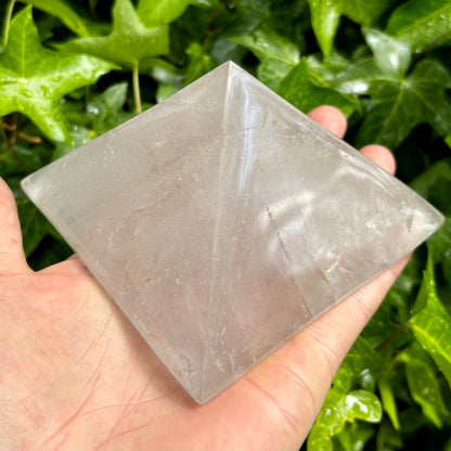Bjerkrystal pyramide 11,5 x 8 cm
