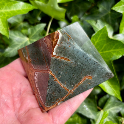 Polychrome Jaspis pyramide 7,5 x 5,5 cm
