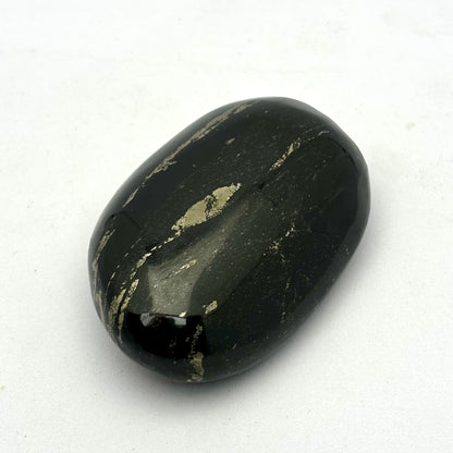 Pyrit i basalt palmstone 6 cm