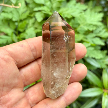 Skardu Røgkvarts naturlig 8,5 cm | rainbow reflektion