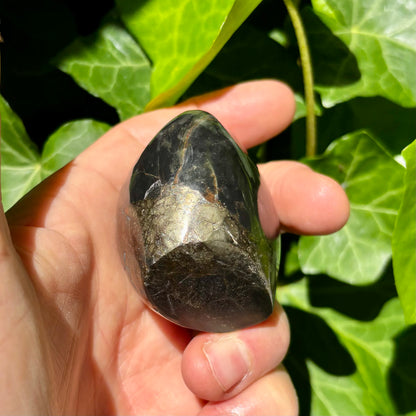 Pyrit i basalt skulptur 6 cm