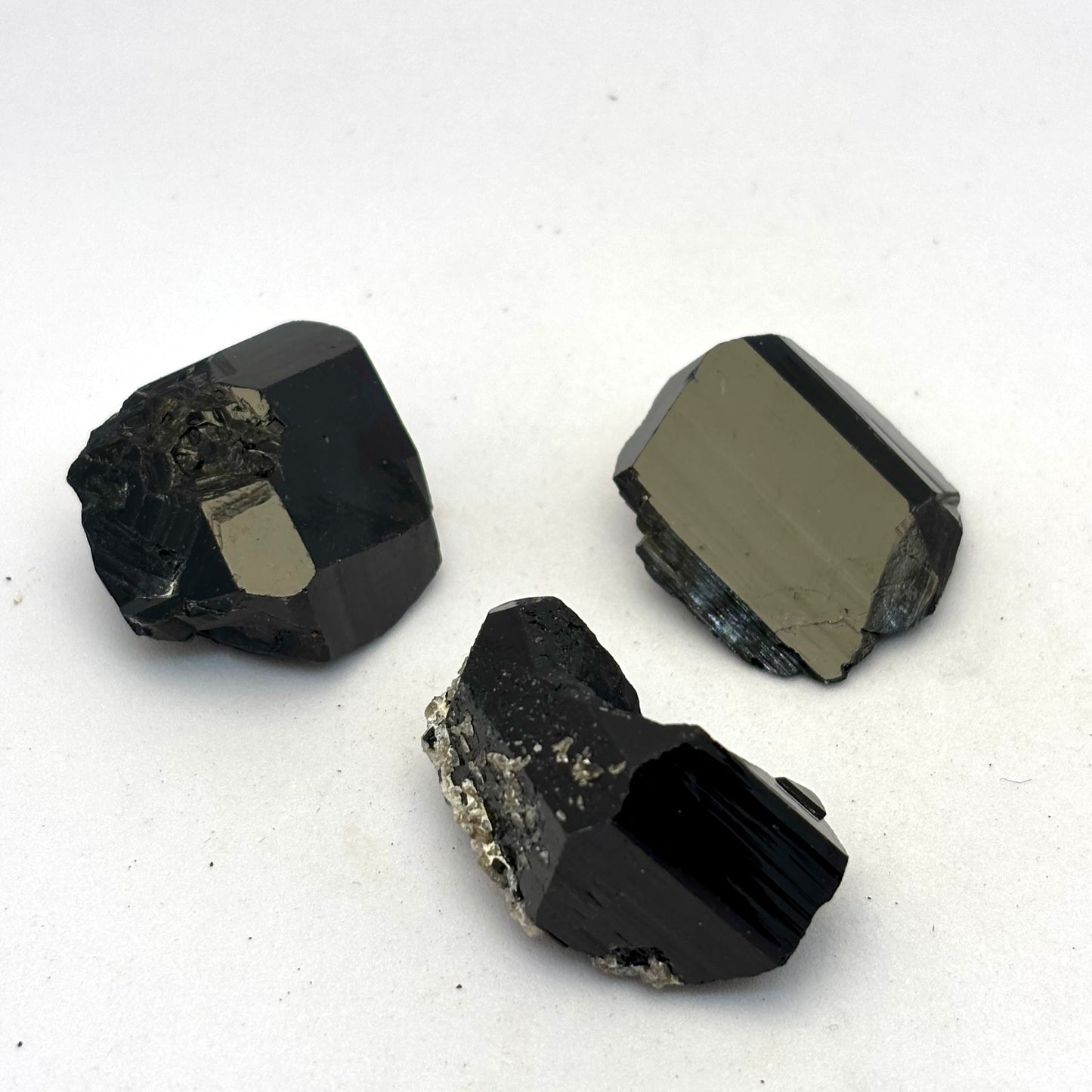 3 x Sort Turmalin rå termineret 3 cm | nr. 10 3 x Sort Turmalin rå termineret 3 cm | nr. 10