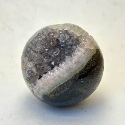 Ametyst  kugle m. Grotte - 5 cm | nr. 13