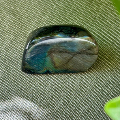 Labradorit skulptur 4 cm