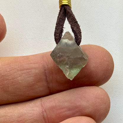 Halskæde fluorit oktaede i ruskinds snørre