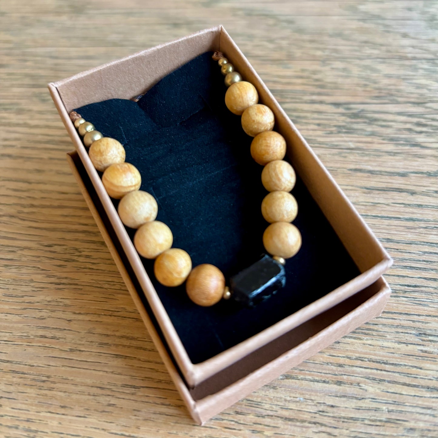 Sort Turmalin, Palo Santo og messing armbånd | unisex Sort Turmalin, Palo Santo og messing armbånd | unisex