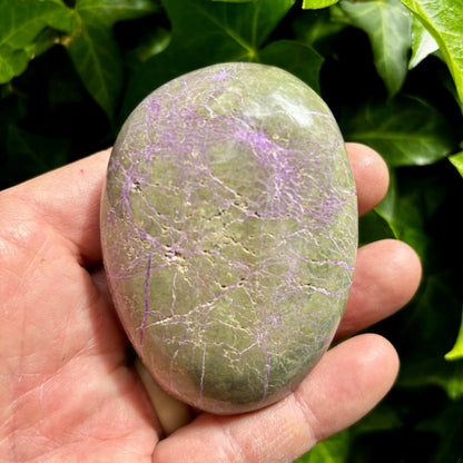 Stichtit i serpentin - palmstone | 8 cm