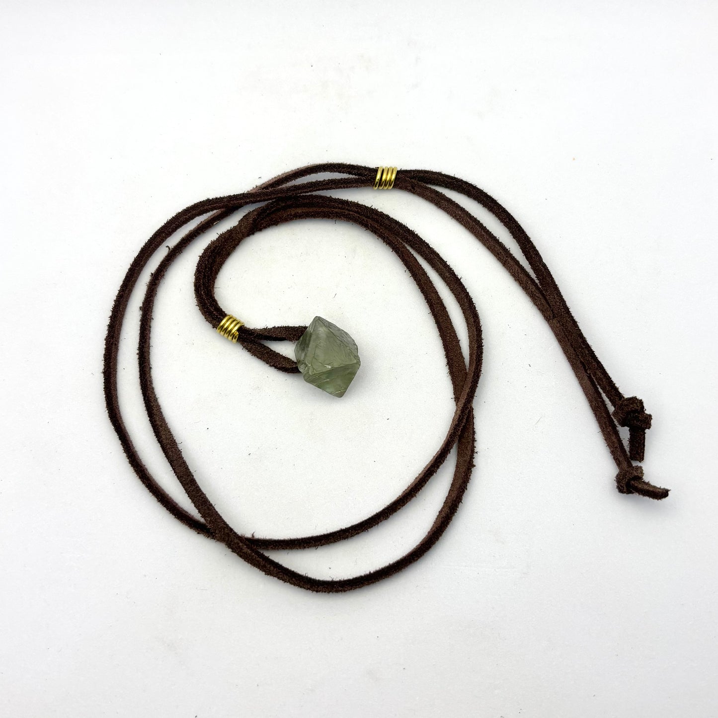 Halskæde fluorit oktaede i ruskinds snørre Halskæde fluorit oktaede i ruskinds snørre