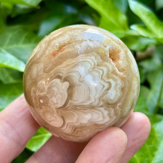 Billede af Amber flower Calcit Kugle fra Myanmar - 5,4 cm | nr. 2