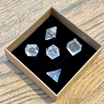 5 Platonic solids I klar bjergkrystal