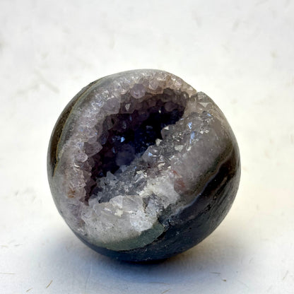 Ametyst  kugle m. Grotte - 5 cm | nr. 13