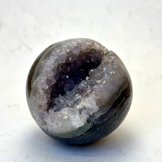 Billede af Ametyst  kugle m. Grotte - 5 cm | nr. 13