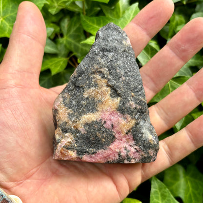 Rhodonit pink, en side poleret 9 cm, flot stående