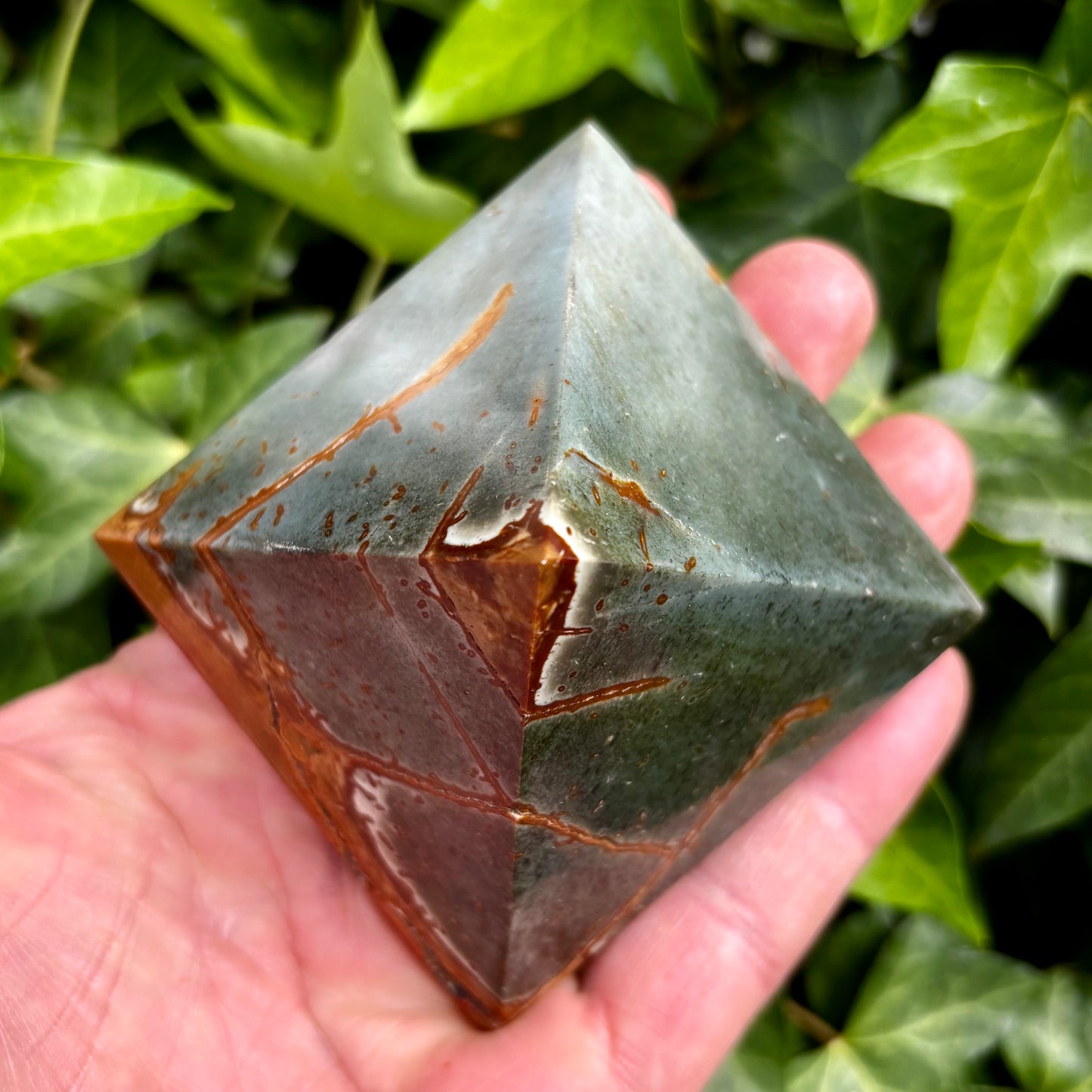 Polychrome Jaspis pyramide 7,5 x 5,5 cm Polychrome Jaspis pyramide 7,5 x 5,5 cm