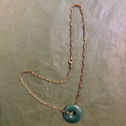 Grøn aventurin pi-sten i messing halskæde