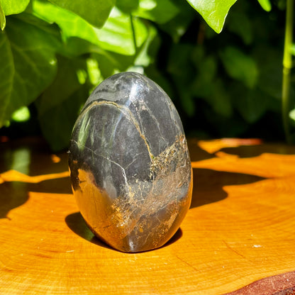 Pyrit i basalt skulptur 6 cm
