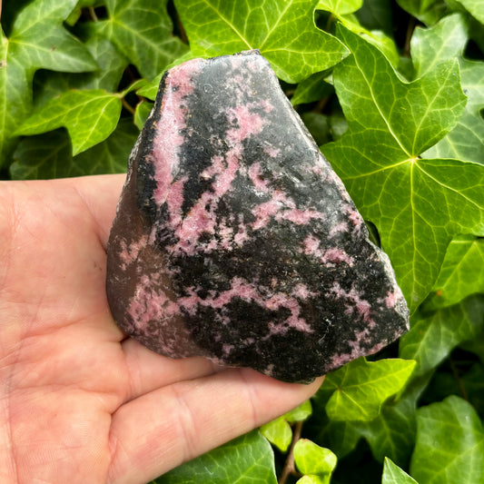 Billede af Rhodonit pink, en side poleret 9 cm, flot hvilende