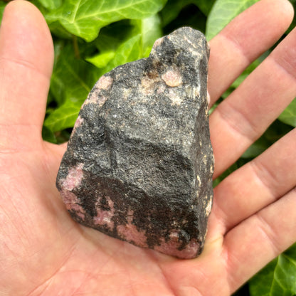 Rhodonit pink, en side poleret 9 cm, flot liggende