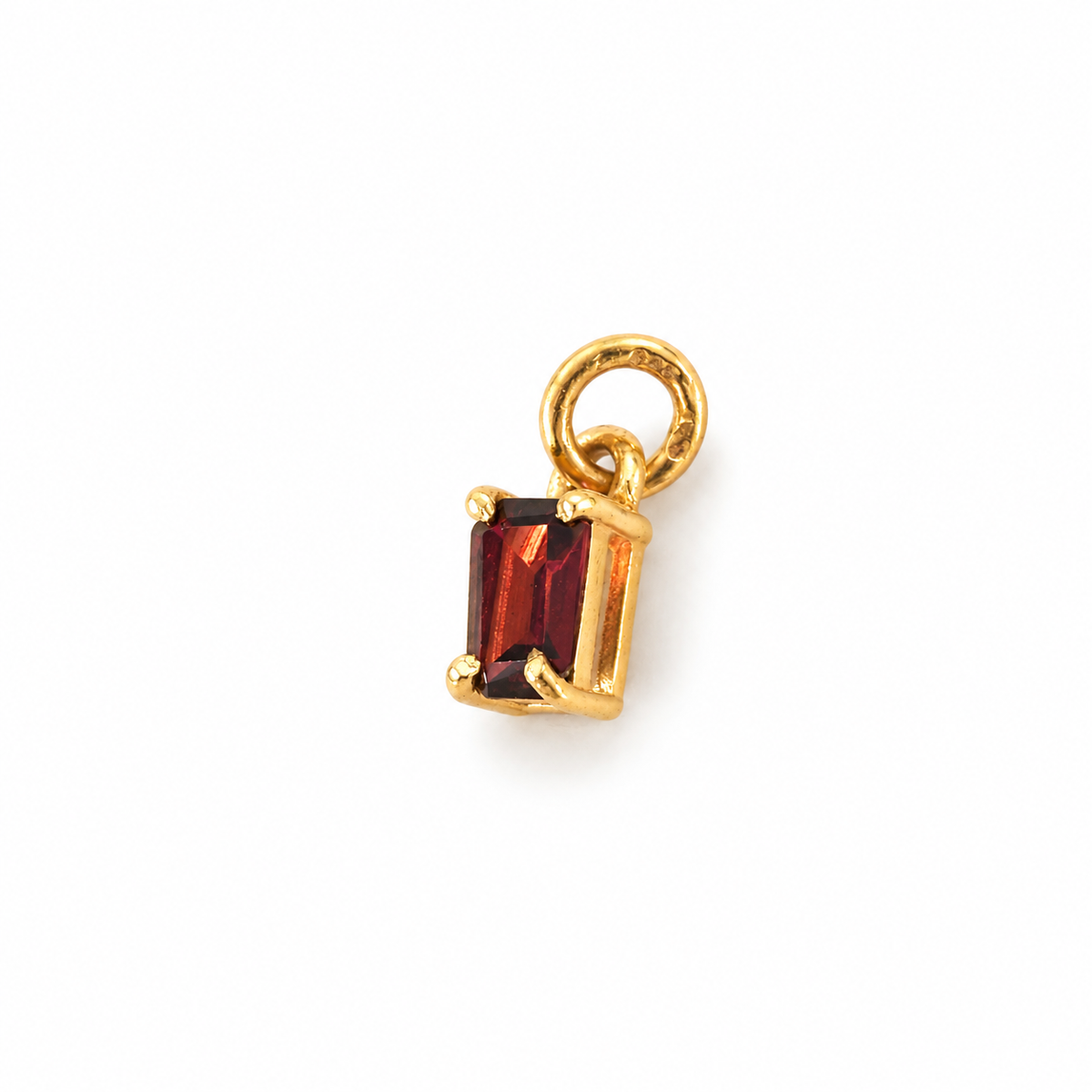 Garnet charm – 18k forgyldt sølv vedhæng Garnet charm – 18k forgyldt sølv vedhæng