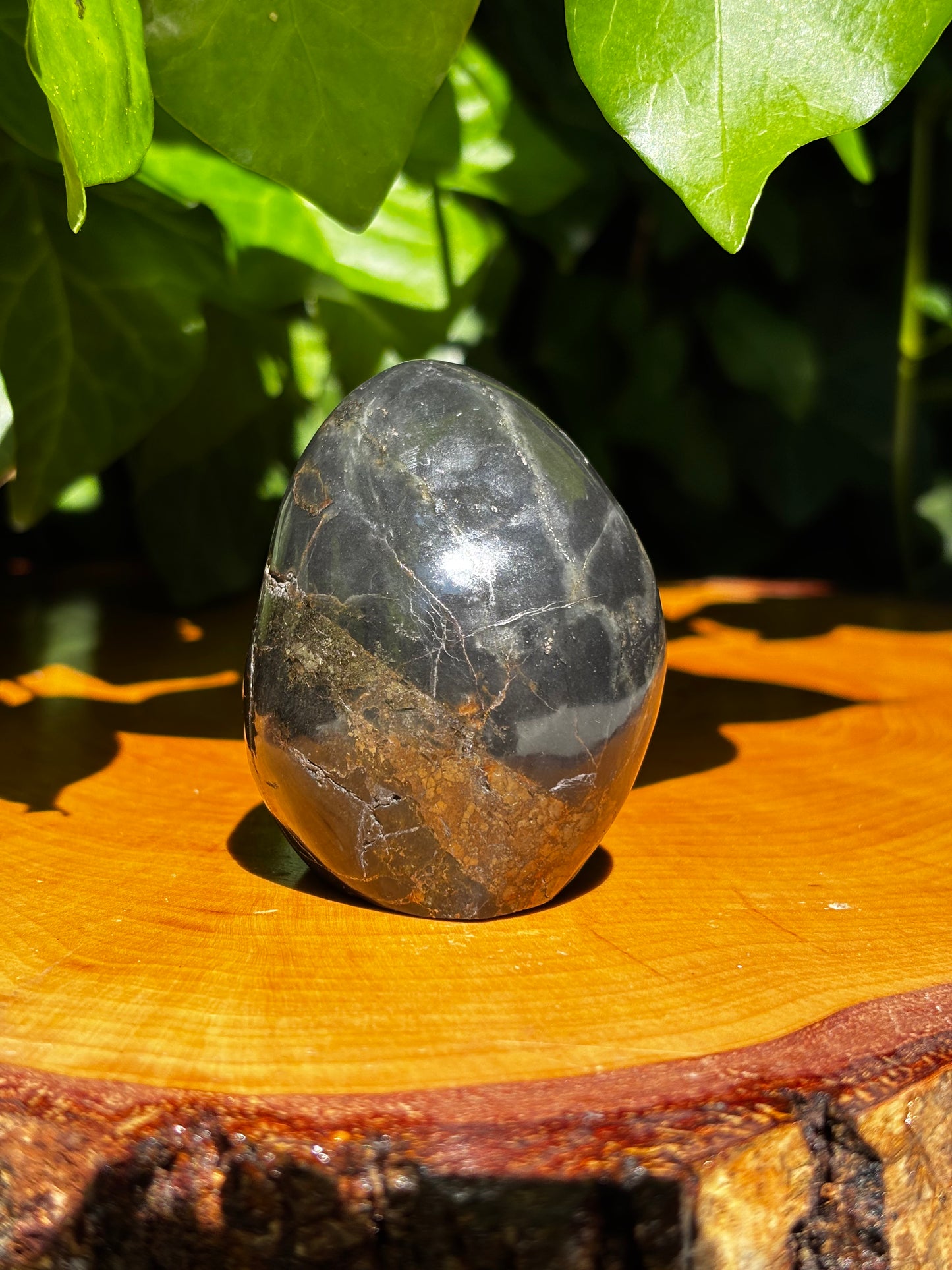 Pyrit i basalt skulptur 6 cm Pyrit i basalt skulptur 6 cm