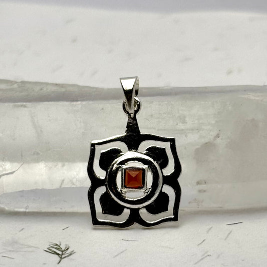 Billede af Rod Chakra vedhæng | 925 Sterling Sølv og granat