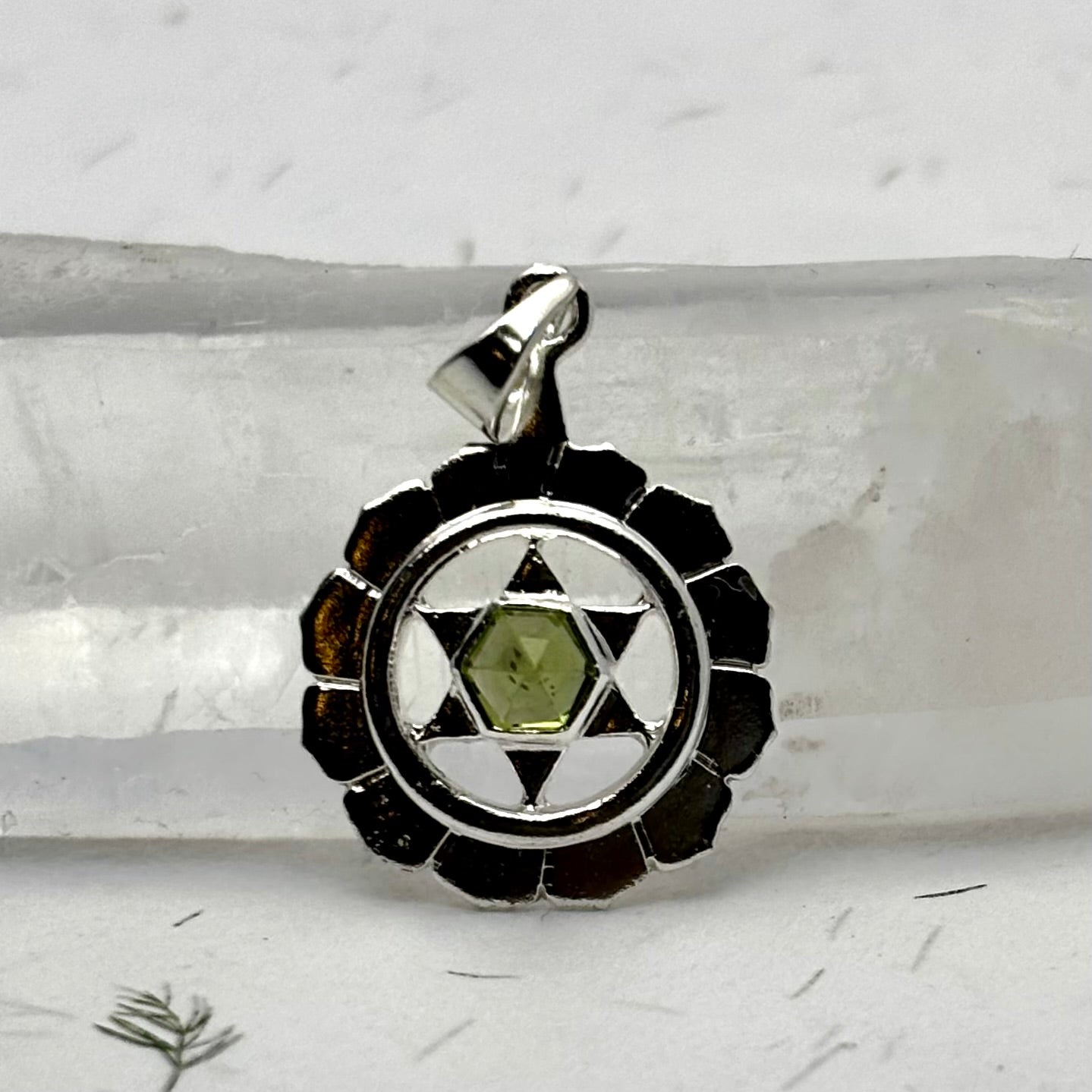 Hjerte Chakra vedhæng | 925 Sterling Sølv og Peridot Hjerte Chakra vedhæng | 925 Sterling Sølv og Peridot
