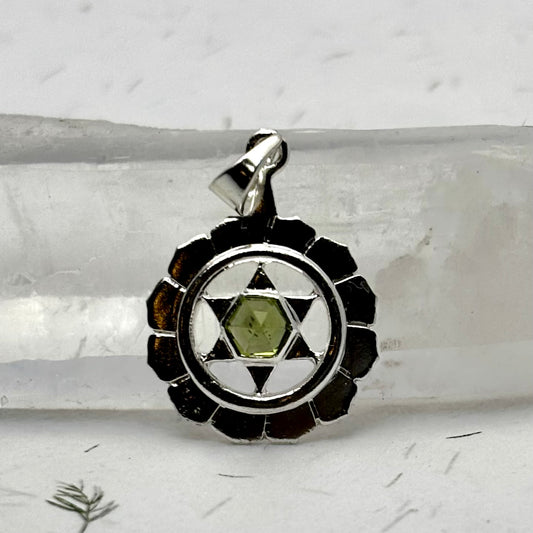 Billede af Hjerte Chakra vedhæng | 925 Sterling Sølv og Peridot