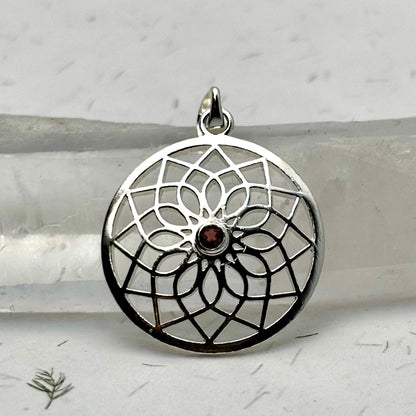 Lotus vedhæng | 925 Sterling Sølv, med granat