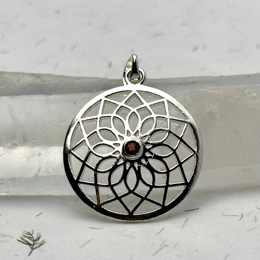 Billede af Lotus vedhæng | 925 Sterling Sølv, med granat