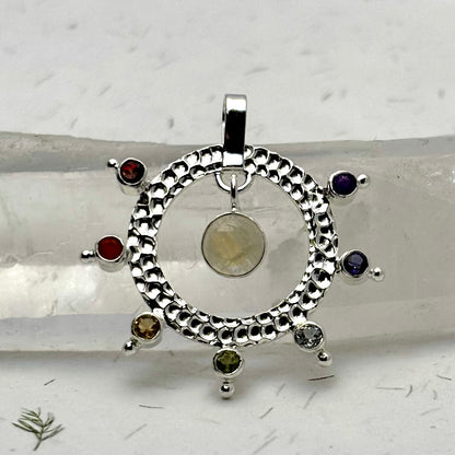 Chakra harmoni vedhæng | 925 Sterling Sølv, 7 krystaller og månesten