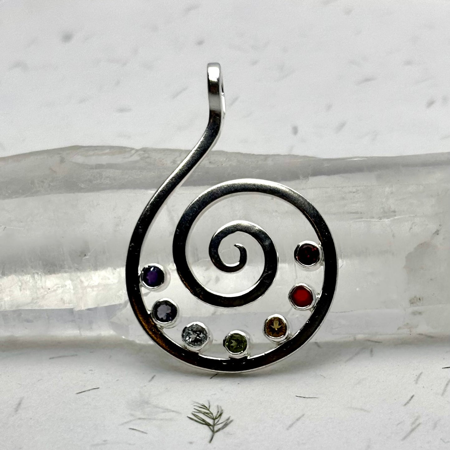 Kundalini spiral vedhæng | 925 Sterling Sølv, 7 krystaller Kundalini spiral vedhæng | 925 Sterling Sølv, 7 krystaller