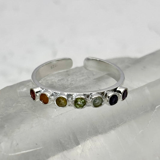 Billede af Seven Chakra fingerring | 925 Sterling Sølv og krystaller