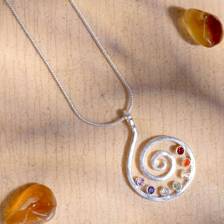 Kundalini spiral vedhæng | 925 Sterling Sølv, 7 krystaller Kundalini spiral vedhæng | 925 Sterling Sølv, 7 krystaller