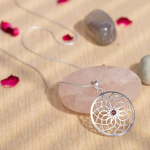 Lotus vedhæng | 925 Sterling Sølv, med granat Lotus vedhæng | 925 Sterling Sølv, med granat