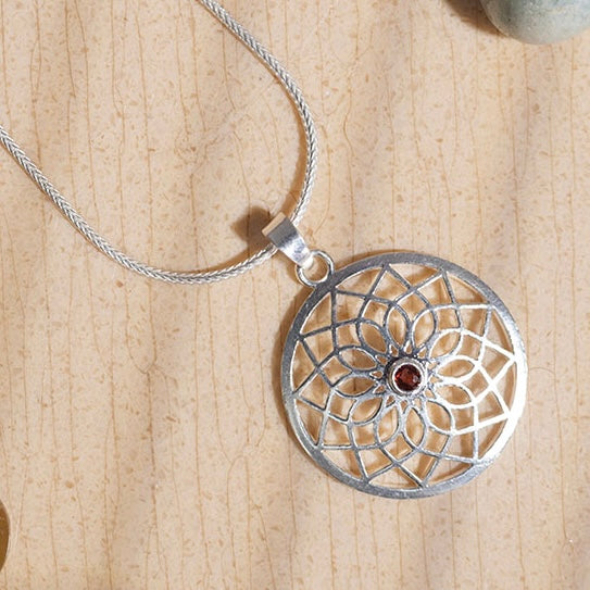 Lotus vedhæng | 925 Sterling Sølv, med granat Lotus vedhæng | 925 Sterling Sølv, med granat