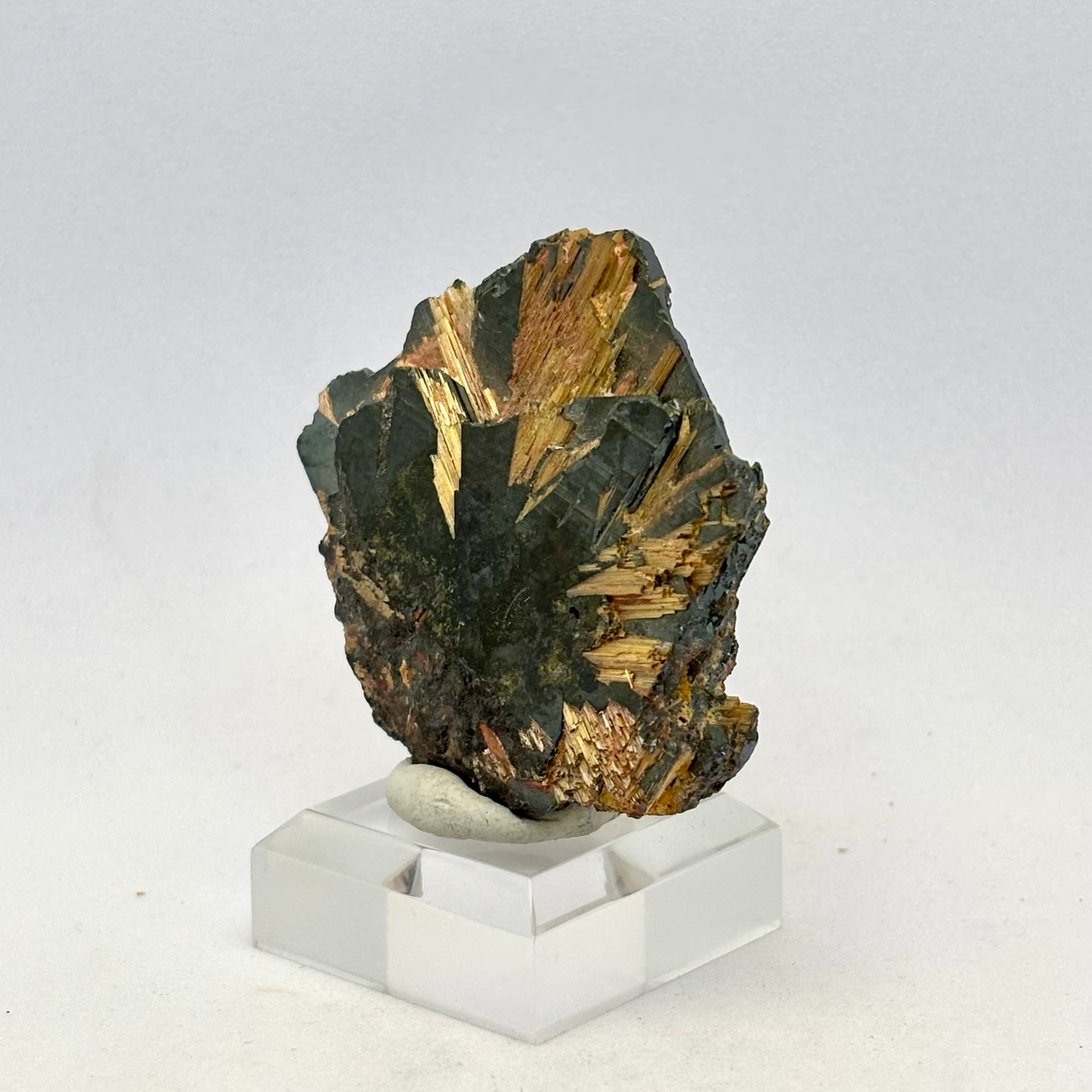 Gylden rutil på hæmatit 5 cm Gylden rutil på hæmatit 5 cm