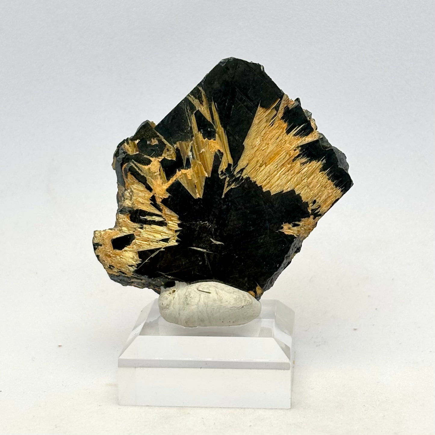 Gylden rutil på hæmatit 5 cm Gylden rutil på hæmatit 5 cm