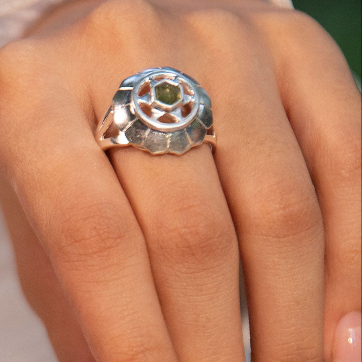 Hjerte Chakra fingerring | 925 Sterling Sølv og Peridot Hjerte Chakra fingerring | 925 Sterling Sølv og Peridot
