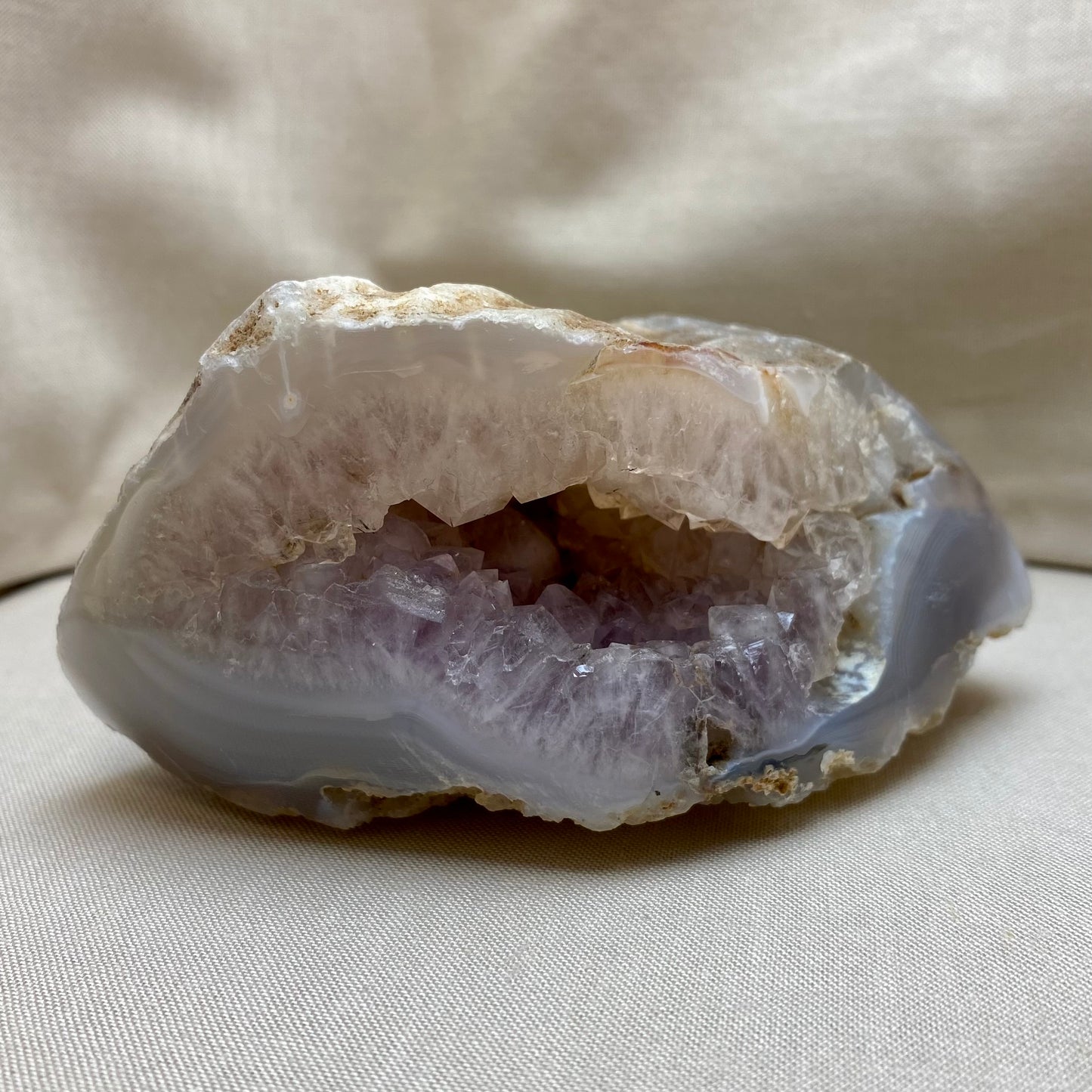 Ametyst agat geode, poleret 10,5 cm Ametyst agat geode, poleret 10,5 cm