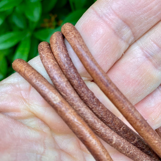 Billede af Rund lädersnöre mörk natur - 5 mm, lb.m.